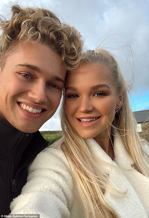 'Estoy tan desesperada por verlo': La estrella de I'm A Celeb, AJ Pritchard, ha obsequiado a su novia Abbie Quinnen con regalos sexys y le ha reservado un fin de semana romántico después de que él deja el castillo.