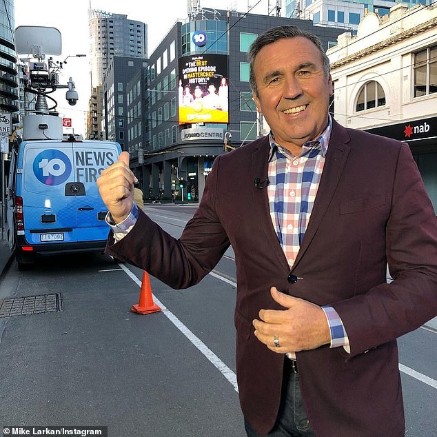 ¡Él está de vuelta! El veterano de la televisión Mike Larkan, de 56 años, (en la foto) regresará al Canal 10 solo tres meses después de que la cadena lo despidiera.