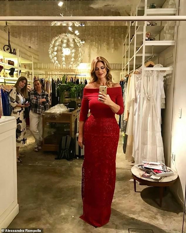 ¡Al rojo vivo! La nueva sexóloga de Married At First Sight, Alessandra Rampolla, hace alarde de su increíble físico con un glamoroso vestido rojo de la marca argentina, Vevu Oficial, en imágenes de retroceso publicadas en su cuenta de Instagram.