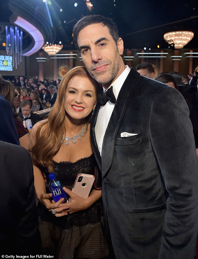 'Esa era una ventana en la que podía ayudar': Isla Fisher, de 44 años, agradeció a su esposo, el comediante Sacha Baron Cohen, de 49, por tomar el relevo en casa para poder trabajar en su nueva película de Disney + Godmothered