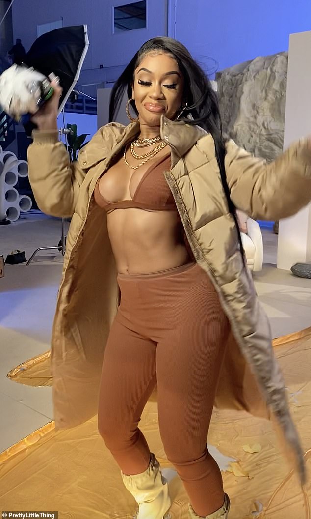 Vibrante: Saweetie se veía increíble mientras realizaba una serie de poses divertidas en una mirada detrás de escena de su nueva colección para PrettyLittleThing