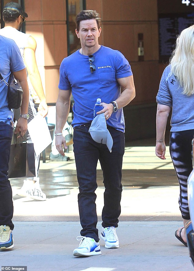 Cuarentena: Mark Wahlberg (en la foto) supuestamente evitó la cuarentena del hotel después de llegar a Australia para filmar una nueva campaña para la agencia de apuestas en línea Ladbrokes.