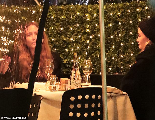 Ponerse al día: Mary-Kate Olsen estaba disfrutando de un tiempo libre con su hermana gemela Ashley, de 34 años, en la ciudad de Nueva York el miércoles por la noche.