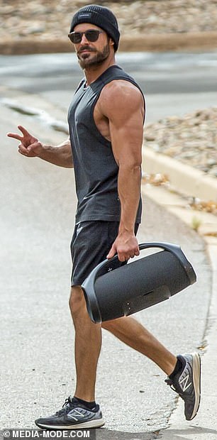 ¿Qué ruptura? Fueron objeto de rumores divididos recientemente, pero parece que Zac Efron y Vanessa Valladares todavía están muy juntos. Foto filmando en Australia del Sur el jueves