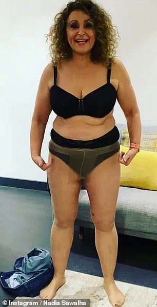 Molestia: Nadia Sawalha se puso de pie en ropa interior mientras compartía su frustración por las medias 'caídas' en una publicación de Instagram el jueves.