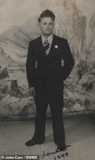 Henry Carr, fotografiado en Londres en 1945, tenía solo 13 años cuando apuñaló a un guardia nazi en un gueto polaco por temor a que su hermano fuera asesinado por robar comida.