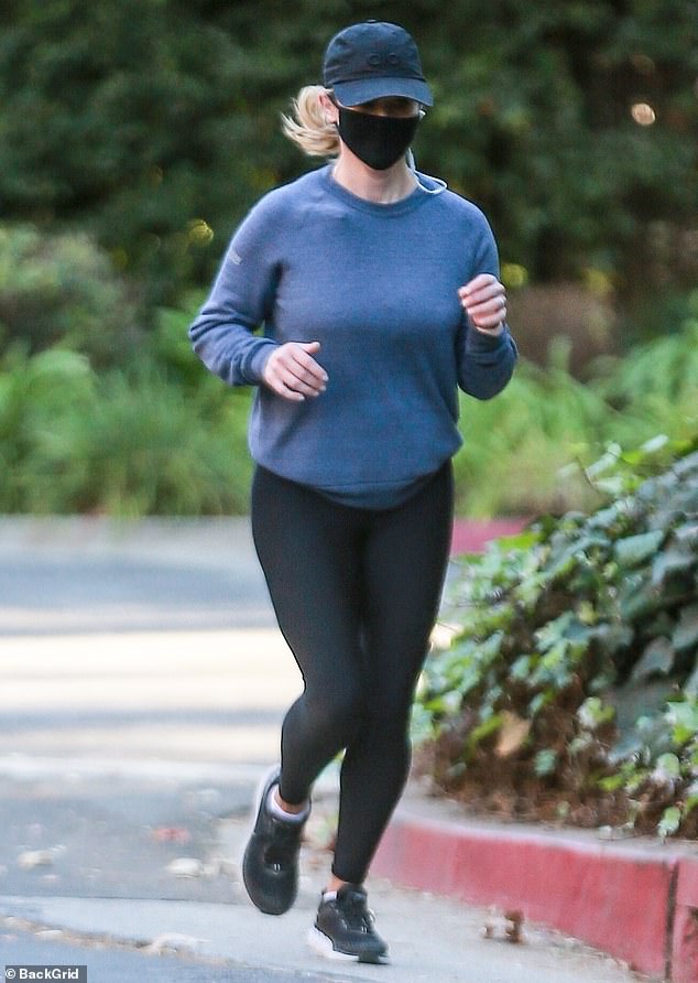 Saliendo: Reese Witherspoon fue vista haciendo un trote rápido cerca de su casa en Brentwood el viernes