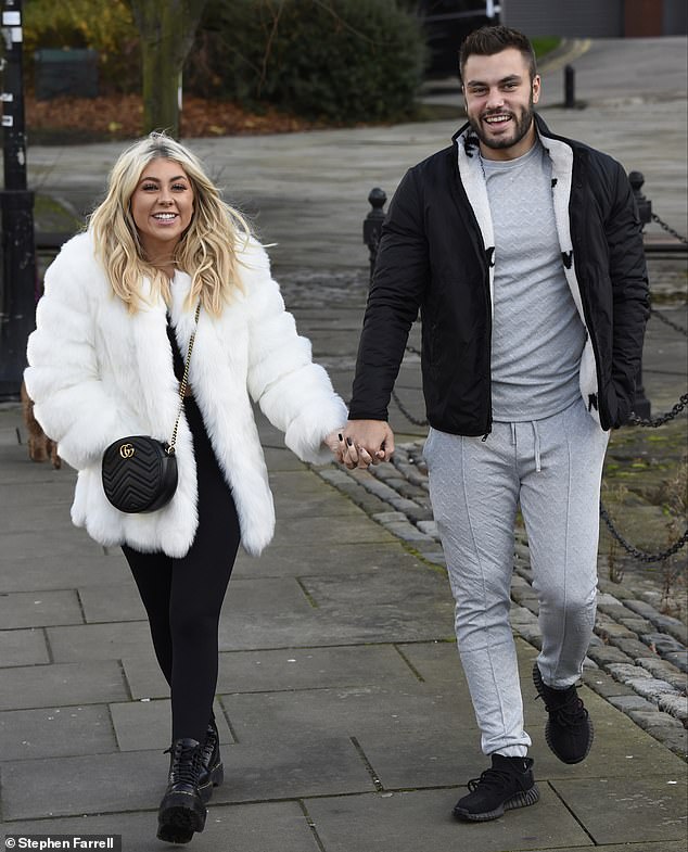 Sigue siendo fuerte: Paige Turley, de 21 años, y Finley Tapp, de 23, parecían tan enamorados como siempre recientemente, cuando fueron vistos disfrutando de un paseo matutino en Manchester.