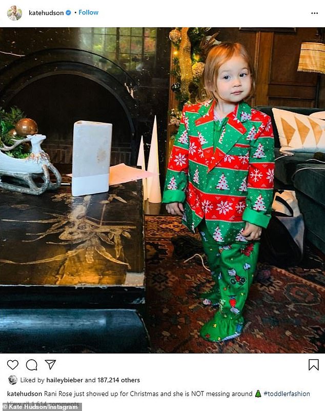 Cutie navideño: Kate Hudson vistió a su hija Rani Rose de punta en blanco para la Navidad, ya que tomó Instagram el sábado con una linda foto del niño con un blazer festivo y un mono, estampado con árboles de Navidad y copos de nieve.