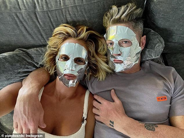 Cuidado personal: Pip Edwards y Michael Clarke pasaron un día divirtiéndose bajo el sol el domingo. Luego, refrescaron su piel con mascarillas terapéuticas a juego, compartiendo el proceso en Instagram. Ambos en la foto