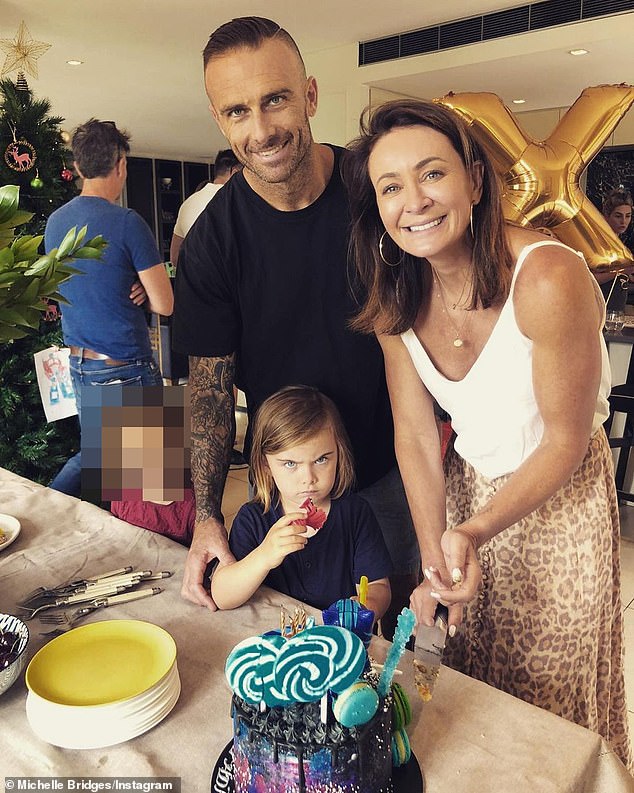 El factor ex: El ex entrenador de Biggest Loser Steve 'Commando' Willis ha hablado con franqueza sobre los 'desafíos' de criar a sus cuatro hijos con tres ex parejas diferentes. En la foto con su hijo Axel y su expareja más reciente, Michelle Bridges