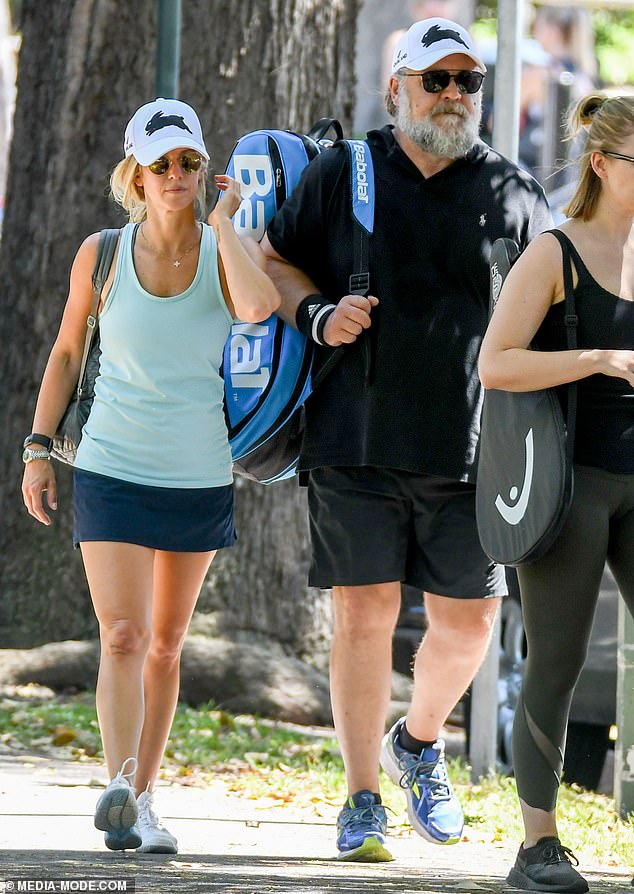 Partido de amor: Russell Crowe, de 56 años, y su supuesta novia, Britney Theriot, de 30, salieron a la cancha para un partido de tenis en Rushcutters Bay, Sydney, el domingo.