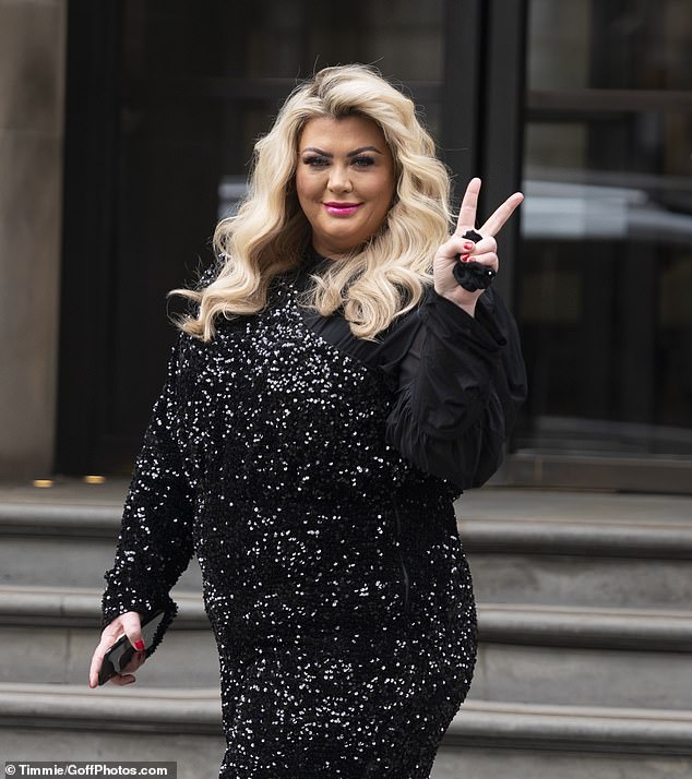 Adelante, chica: Robbie Williams ha respaldado a la personalidad de televisión Gemma Collins para alcanzar el puesto número uno en Navidad después de hacer un cameo sorpresa en su programa de ITVBe.