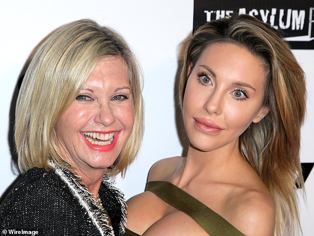 Bajo fuego: Chloe Lattanzi (en la foto con su madre, Olivia Newton-John) se enfrenta a una creciente reacción por su oposición a las vacunas y la medicina basada en la evidencia, y muchos críticos señalan que su desdén por los médicos está en desacuerdo con su afición por la cirugía estética.
