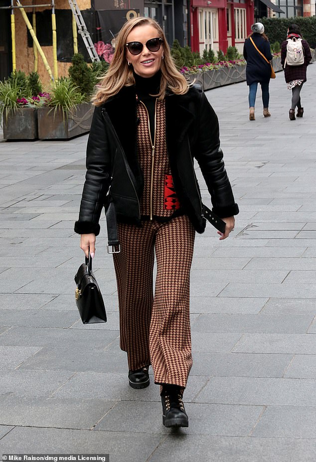 Elegante: Amanda Holden volvió a lucir glamorosa cuando dejó los Global Studios en Londres en un conjunto acogedor pero elegante el martes después de su programa Heart FM.
