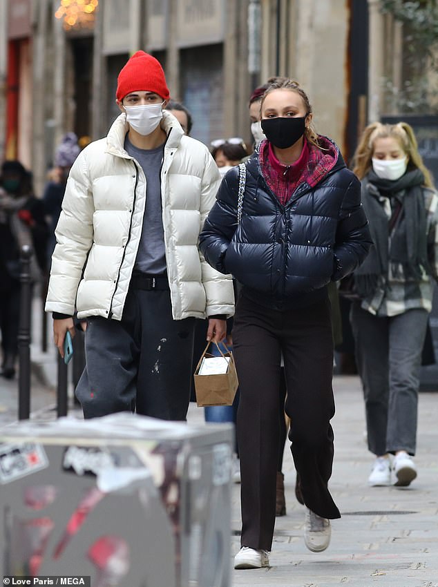 Días felices: Lily-Rose Depp se aventuró a salir sin su madre y con un amigo el martes mientras disfrutaba de un café para llevar con un amigo en la capital francesa.