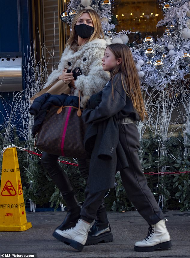Tiempo en familia: Abbey Clancy, de 34 años, rezumaba glamour con un abrigo peludo y pantalones de aspecto húmedo mientras ella y su esposo Peter Crouch, de 39 años, disfrutaban del almuerzo con sus hijos en Chelsea, Londres el martes.