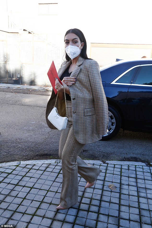 Buen Samaritano: Georgina Rodríguez mostró su lado caritativo el martes al donar un cheque al Fesbal Banco de Alimentos (banco de alimentos) en Madrid, España