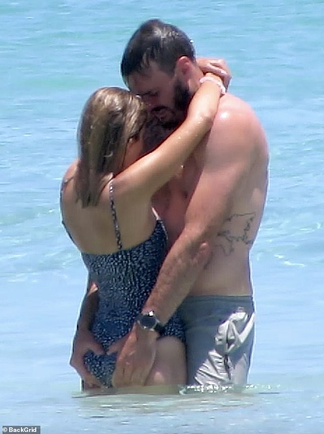¡Mojado y salvaje! Locky Gilbert de The Bachelor no pudo apartar las manos de su novia, Irena Srbinovska, el lunes mientras disfrutaban de un baño en Leighton Beach en Perth.