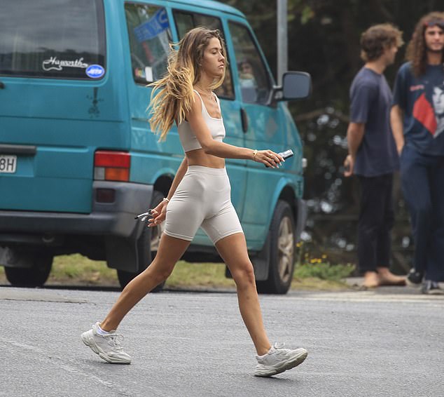 La influenciadora de Byron Bay, Ruby Tuesday Matthews, se veía increíblemente abatida cuando salió a Byron Bay el lunes después de perder a su abuelo y a su amado perro Lemmy.