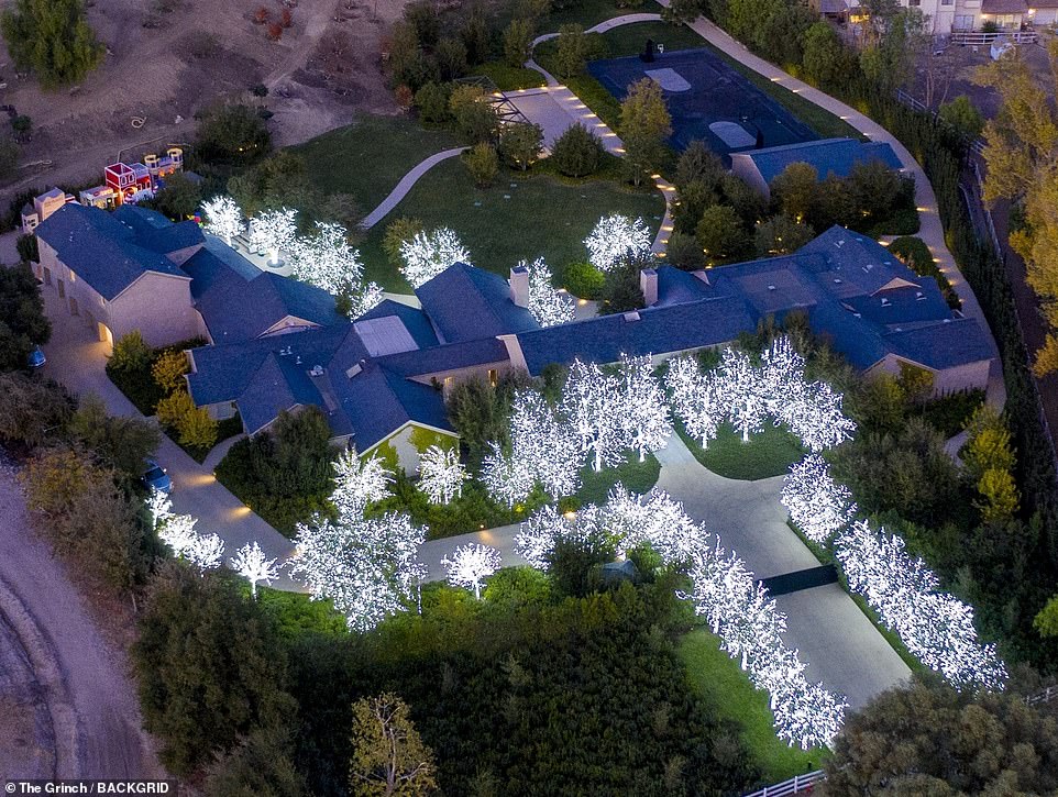 La casa de Kim Kardashian y Kanye West: solo faltan 17 días para la Navidad y, a pesar del COVID-19, es la temporada navideña, donde puedes disfrutar de galletas de jengibre, canciones sobre castañas asadas en un fuego abierto y la alegre vista de varios colores. luces que iluminan las casas. Y las celebridades no son diferentes, con el espíritu navideño alto y la alegría en todo su apogeo a pesar del año difícil que el mundo ha tenido que atravesar en medio de una pandemia global.