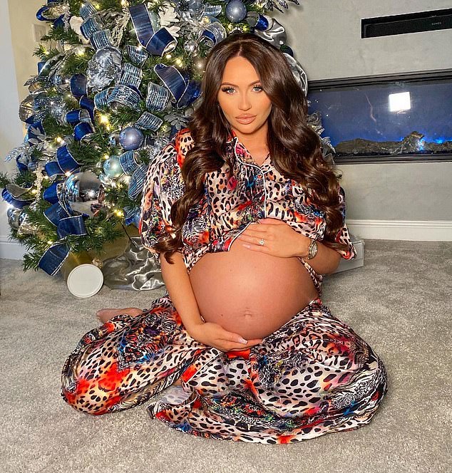 Cariño: Charlotte Dawson acunó su panza mientras posaba en un acogedor pijama con estampado de animales en instantáneas compartidas a través de Instagram el miércoles cuando ingresa a las últimas semanas de su embarazo