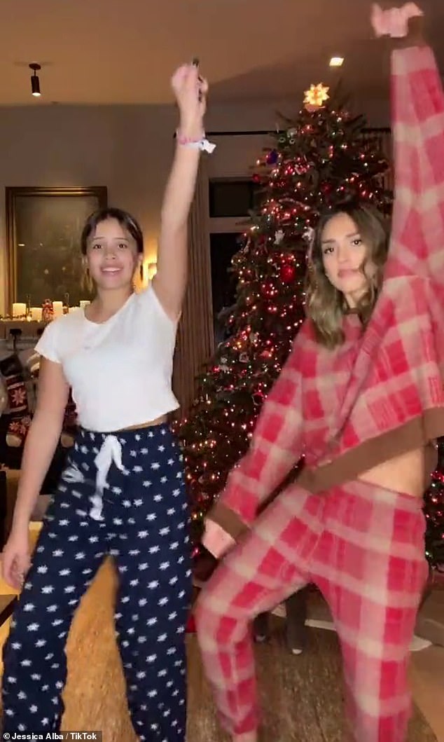 Es la temporada para Jessica Alba: la actriz de 39 años y magnate de los artículos para el hogar compartió una dulce Tik Tok de ella misma bailando con su hija Honor de 12 años.