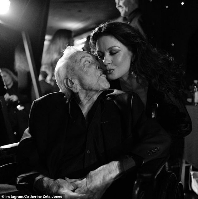 ¡Feliz cumpleaños! Catherine-Zeta Jones compartió un conmovedor homenaje a su difunto suegro Kirk Douglas en su Instagram para conmemorar el cumpleaños de la leyenda de Hollywood el miércoles.