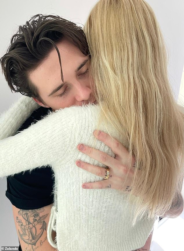 'Profundamente personal': Brooklyn Beckham ha compartido momentos que 'no suelo compartir' para la campaña #WeWillHugAgain de la marca de moda Zalando (en la foto con su prometida Nicola Peltz)