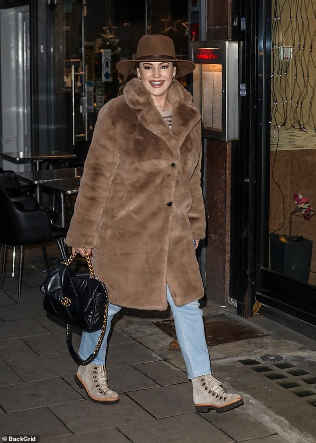 Se ve bien: Kelly Brook se veía muy elegante el jueves cuando llegó para presentar su programa Heart FM en los estudios Global de Londres.