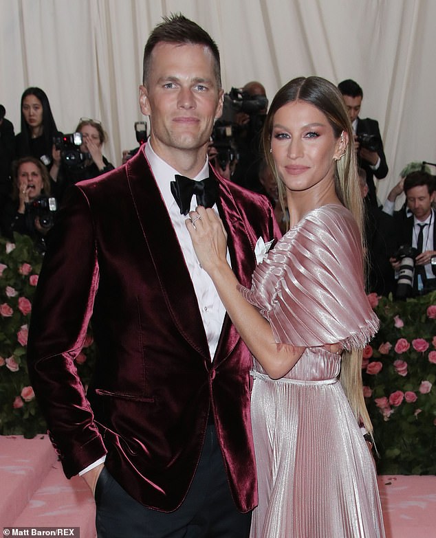 Lo último: Tom Brady, de 43 años, y Gisele Bündchen, de 40, han desembolsado $ 17 millones para una casa en Indian Creek Island, Florida. Fueron fotografiados el año pasado en el Met Ball en Nueva York.