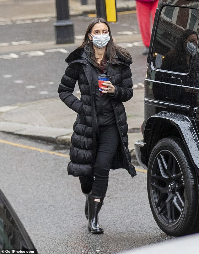 Solución de café: Christine Lampard demostró que ella también necesita su dosis de cafeína mientras tomaba un café en Londres el viernes por la mañana.