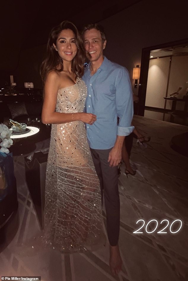 Amor en el cerebro: Pia Miller (izquierda) parecía estar pensando en su próxima boda con Patrick Whitesell (izquierda) el jueves, mientras miraba la película de comedia Bridesmaids.