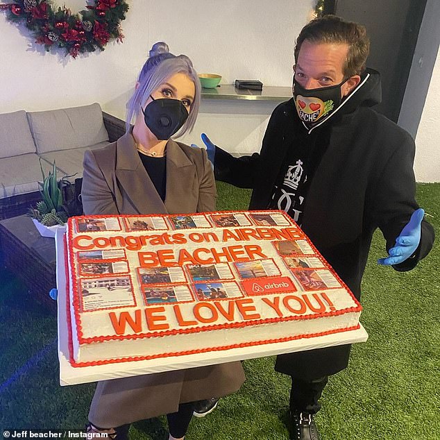 ¡Felicidades! Kelly Osbourne y BFF Jeff Beacher se complacieron un poco el jueves, con la estrella de The Osbournes entregando un pastel al consultor de relaciones de entretenimiento.