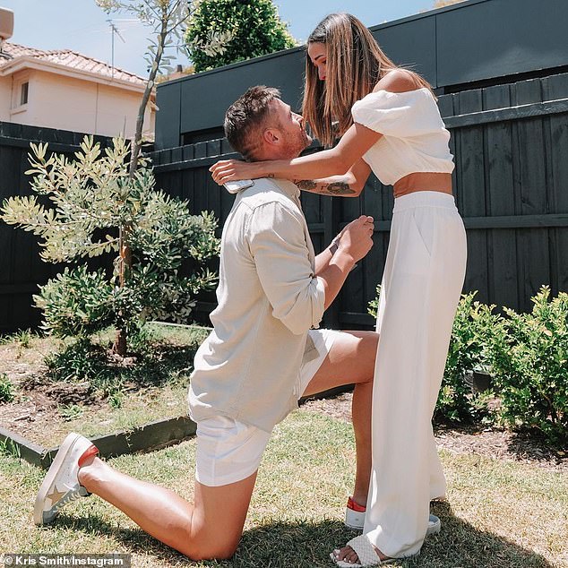 ¡Sorpresa! Kris Smith (izquierda) ha anunciado su compromiso con su compañera Sarah Boulazeris (derecha). La modelo compartió dos fotos del momento en que se arrodilló en su Instagram el sábado.