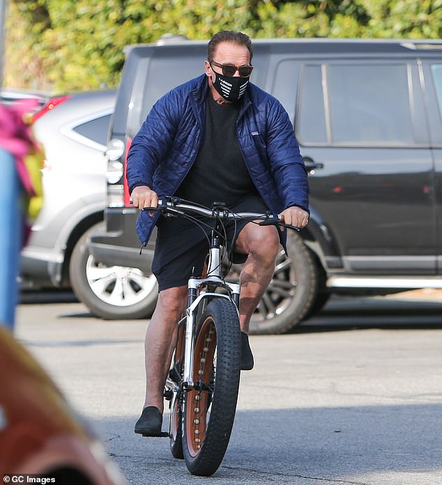 Paseo: Arnold Schwarzenegger, de 73 años, fue visto dando un paseo en bicicleta en Los Ángeles el viernes.