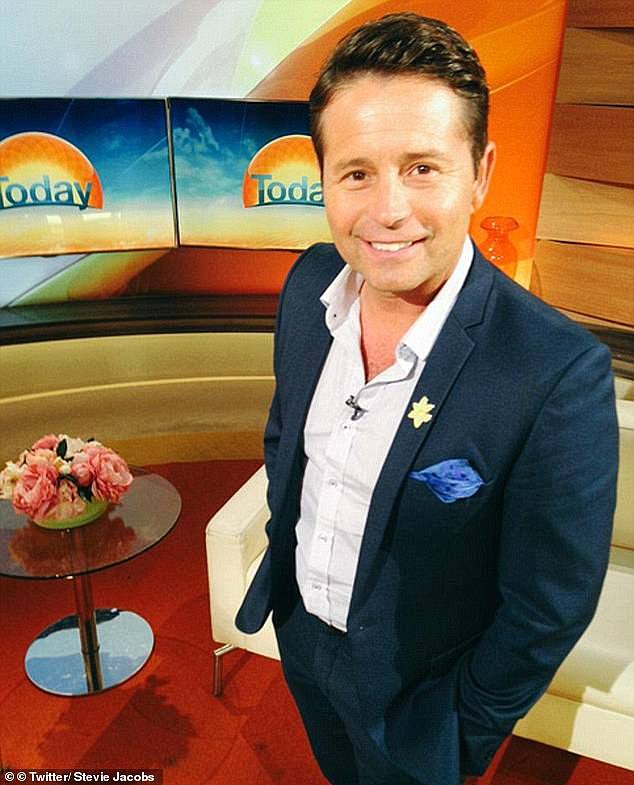 ¡Él está de vuelta! Steve Jacobs, de 53 años, (en la foto) regresa al Canal Nueve para presentar el clima en el programa Today durante las vacaciones de Navidad, 12 meses después de partir de Nine para concentrarse en su familia.
