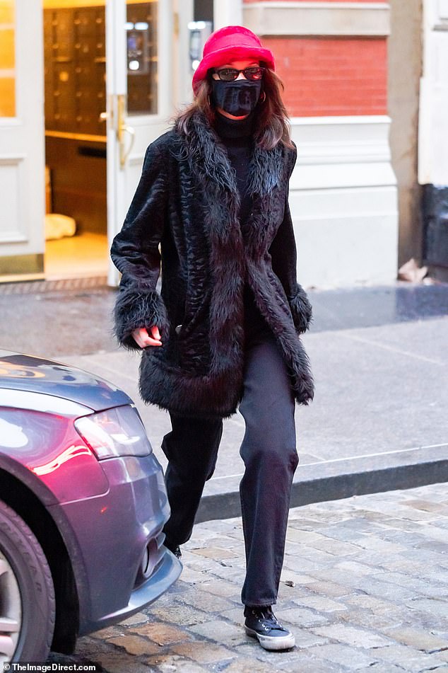 Trendsette: Bella Hadid fue vista en Manhattan el sábado por la tarde luciendo un elegante look invernal que consiste en un sombrero rosa brillante y un abrigo con adornos de piel.