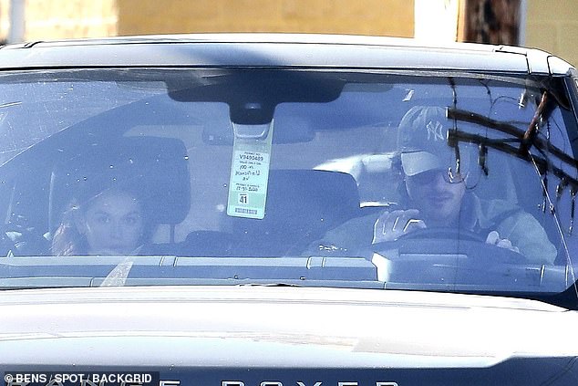 Fuera de casa: Kaia Gerber montó en escopeta con su novio actor australiano Jacob Elordi el sábado en su Range Rover gris, mientras compraban su nuevo cachorro Milo en una tienda de mascotas, mientras hacían recados en Malibú.
