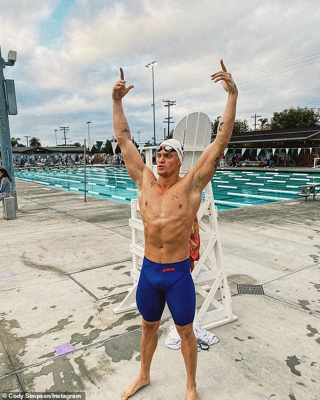 ¡De estrella del pop a leyenda de la piscina! Cody Simpson sorprendió a los fanáticos el domingo cuando anunció que estaba en camino a Tokio después de clasificar para las pruebas olímpicas de Australia en natación.