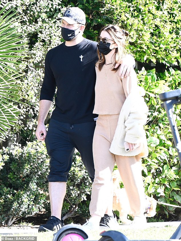 Paseo de cumpleaños: Chris Pratt, de 41 años, sale con su esposa Katherine Schwarzenegger en su cumpleaños número 31 mientras dan un paseo por Brentwood junto a su madre Maria Shriver y su hermano Patrick.