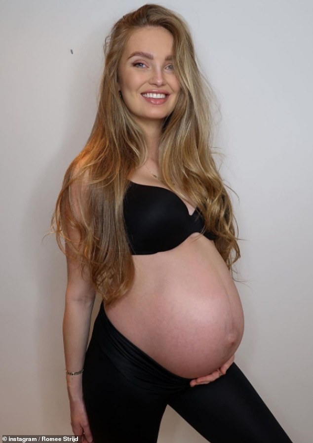 Radiante: Romee Strijd, de 25 años, ofreció a los fanáticos otro vistazo de su embarazo mientras documentaba su creciente bulto en una serie de instantáneas de retroceso el domingo.