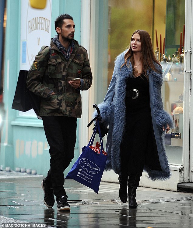 Solo nosotros dos: Millie Mackintosh y Hugo Taylor compraron algunas compras navideñas de última hora en Ralph Lauren en el suroeste de Londres el lunes.