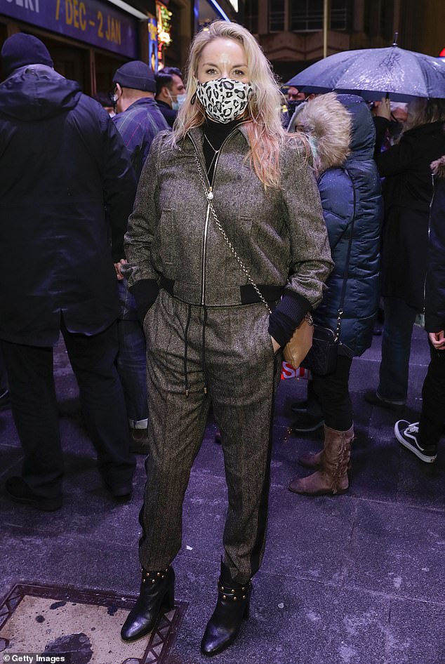 Chic: Tamzin Outhwaite lució sin esfuerzo elegante cuando asistió a la noche de apertura del musical, A Christmas Carol, en el Dominion Theatre, Londres, el lunes.