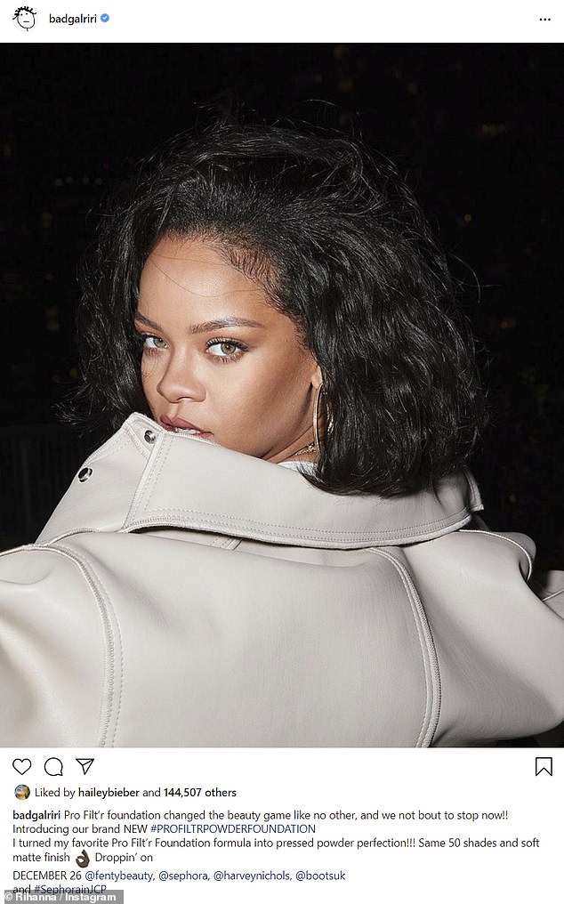Tiene el look: Rihanna, de 32 años, lució una mirada fascinante por encima del hombro en una foto de promoción de su marca Fenty Beauty.