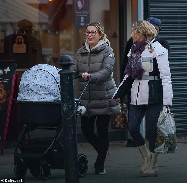 Salida: Dani Dyer de Love Island adoraba a su bebé Santiago mientras lo llevaba a dar un paseo con su madre Joanne Mas el viernes