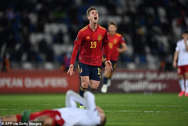 Dani Olmo (centro) anotó un gol a los 92 minutos para que España venciera 2-1 a Georgia el domingo