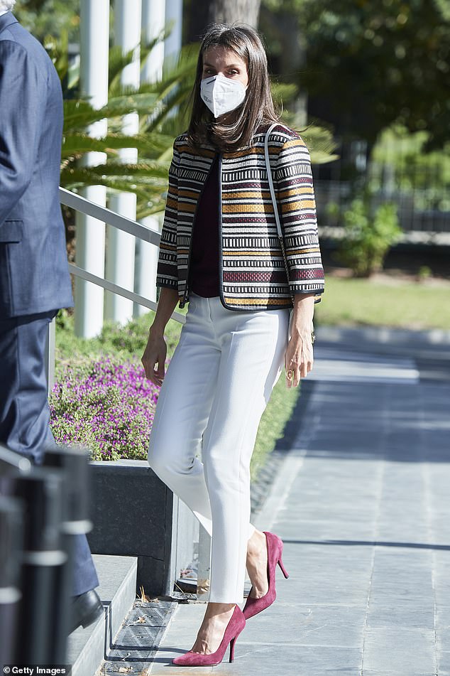 La reina Letizia de España, de 48 años, lució una querida chaqueta de Uterque por quinta vez en seis años cuando visitó hoy la aseguradora Mutua Madrilena en Madrid.