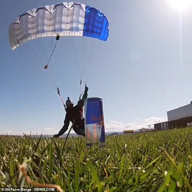 El parapente Nil Farre Berge, de 28 años, de Barcelona, España, saltó desde los 12.000 pies y llegó a la máxima velocidad, pero aún así hizo el agarre de precisión en un movimiento fluido. Las imágenes muestran al señor Berge corriendo por el aire con su paracaídas abierto