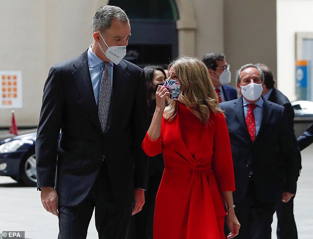 El rey Felipe y Yolanda Díaz compartieron una risa juntos en una ceremonia de premiación en Madrid el jueves, semanas después de que ella criticara a sus hermanas por recibir la vacuna Covid en Abu Dhabi.
